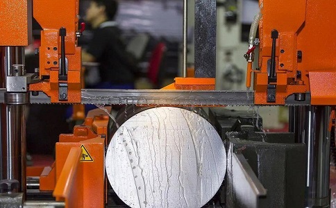 普宁立式金属带锯床切削出现跑带故障解决方法！